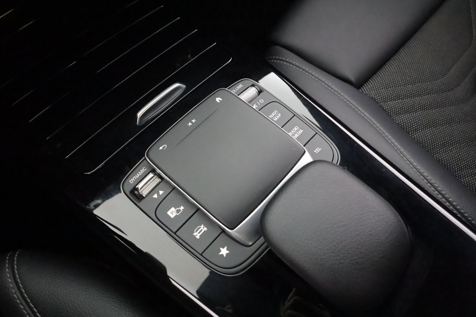 MERCEDES-BENZ A 2021