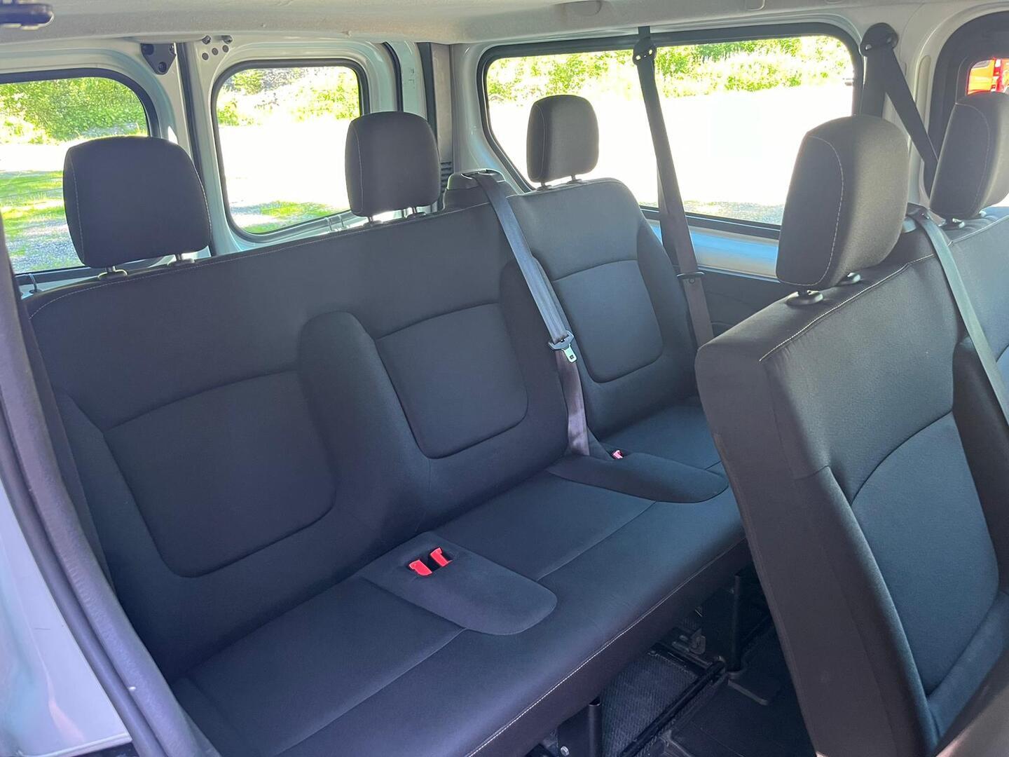 RENAULT Trafic Passenger 2015