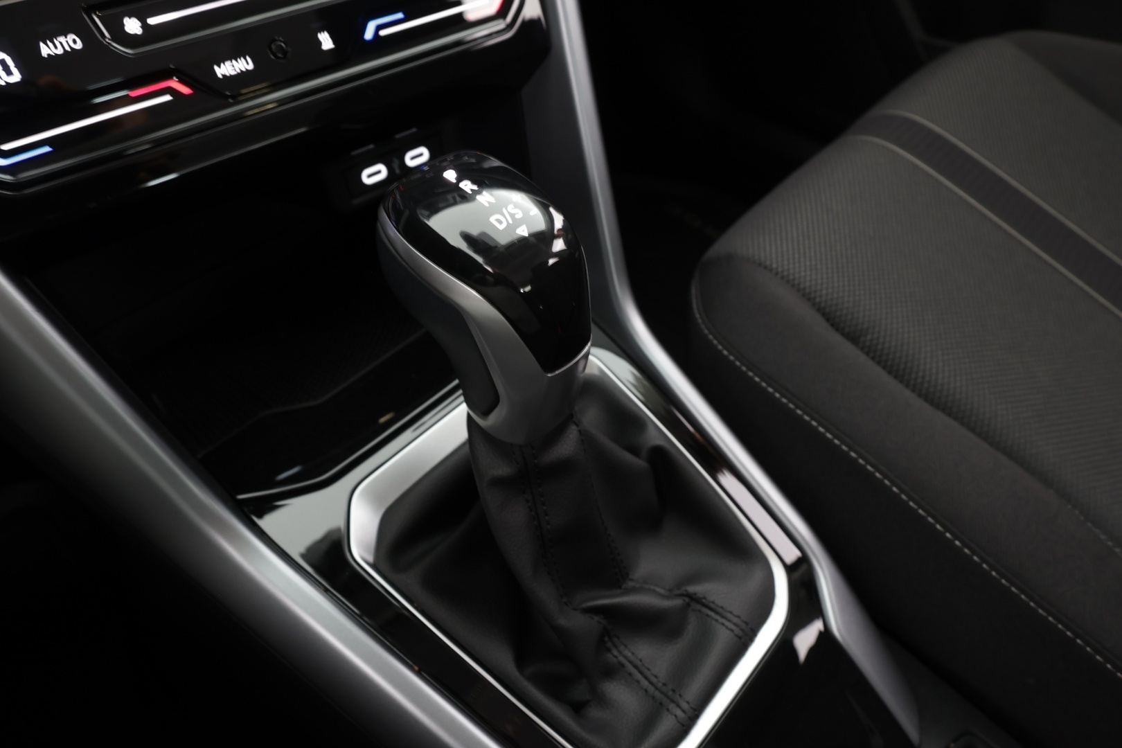 VOLKSWAGEN T-Roc 2024