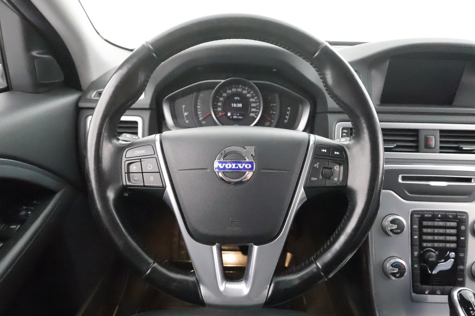 VOLVO V70 2015