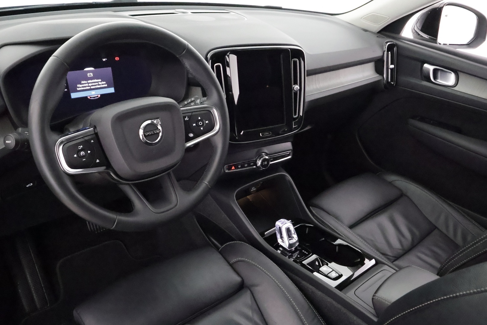 VOLVO XC40 2023