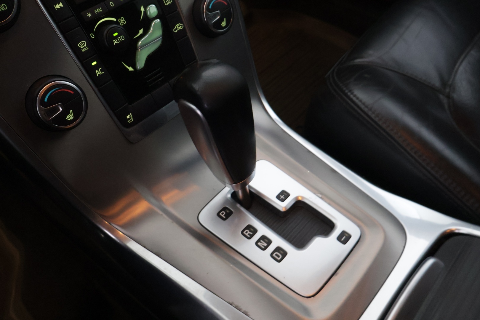 VOLVO V70 2012