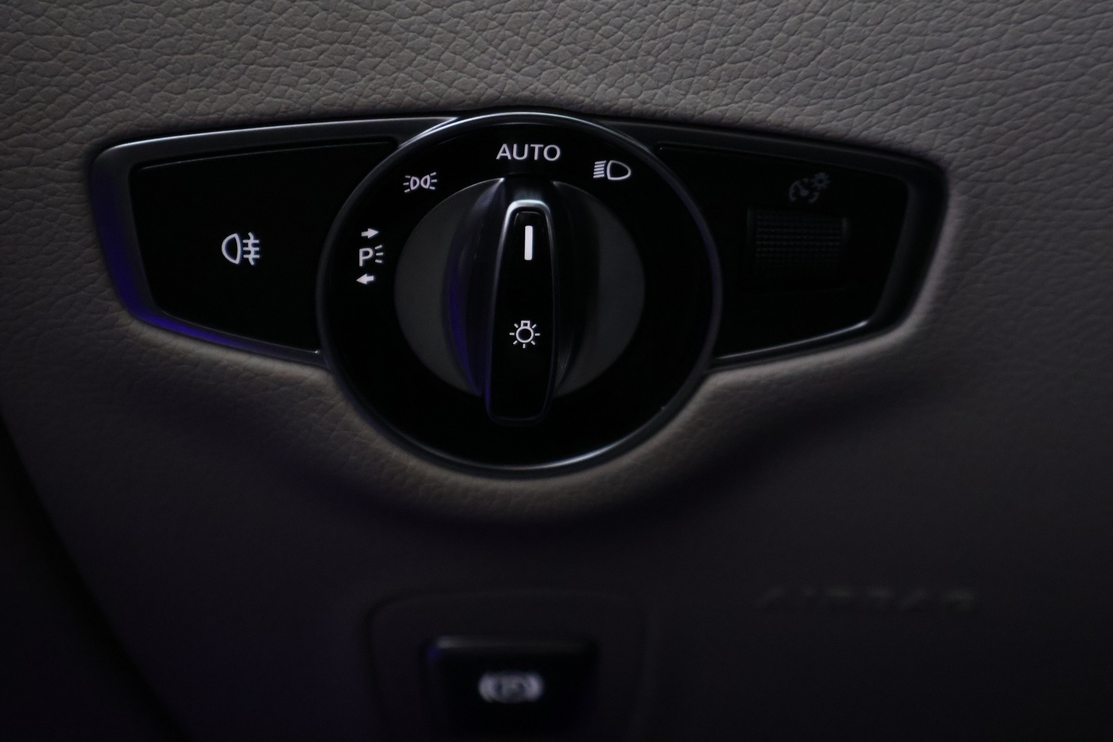 MERCEDES-BENZ E 2019