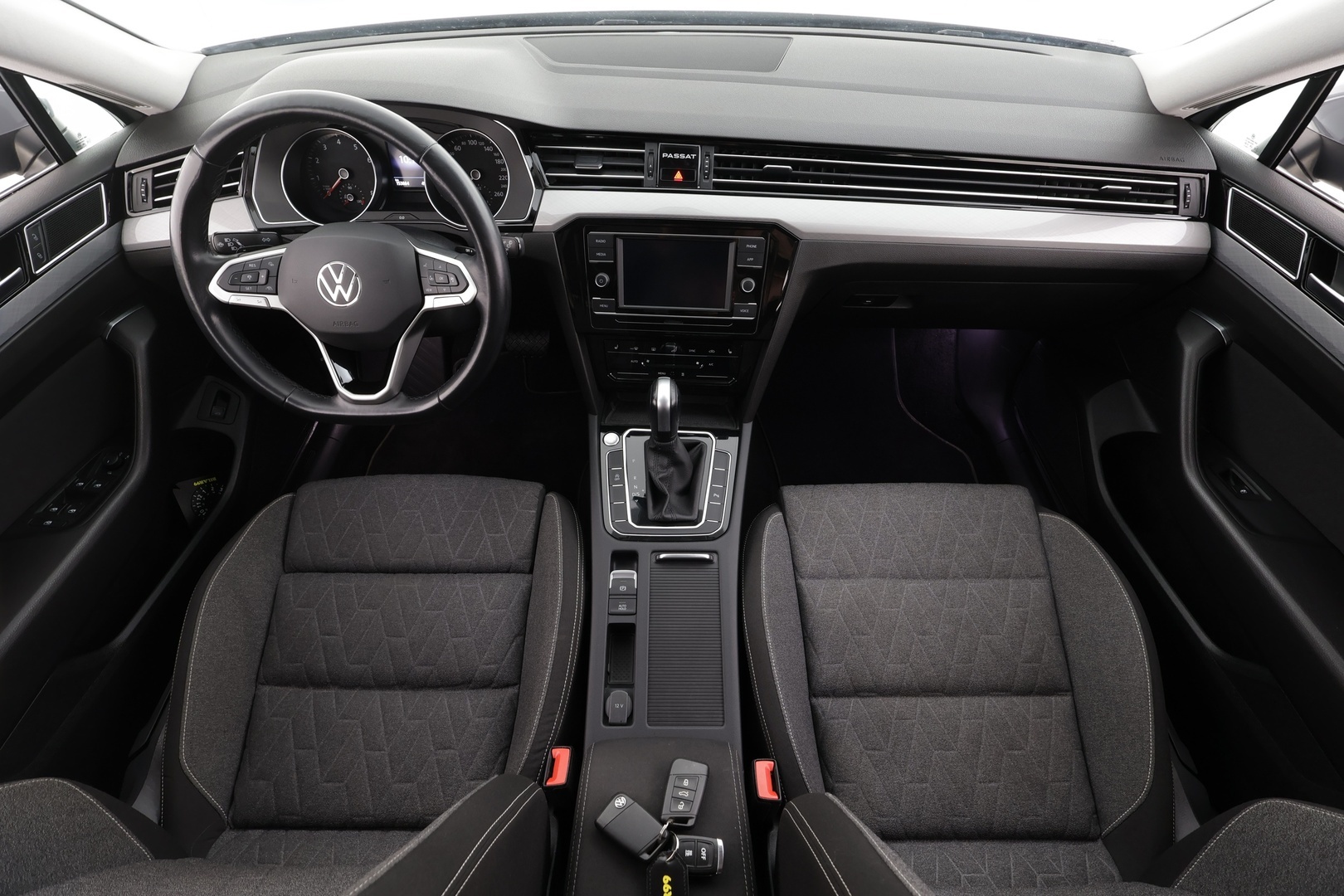 VOLKSWAGEN Passat 2023