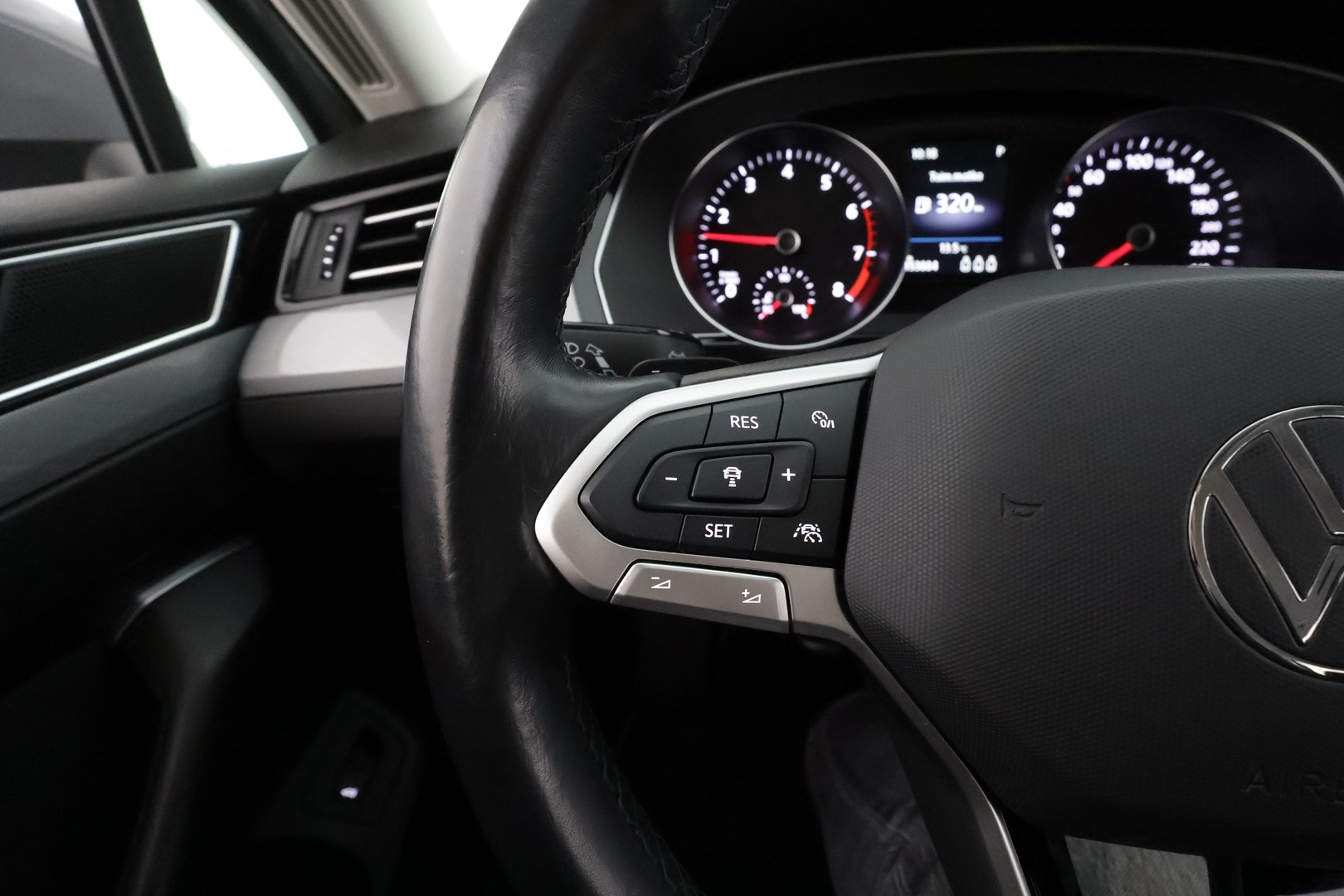 VOLKSWAGEN Passat 2023