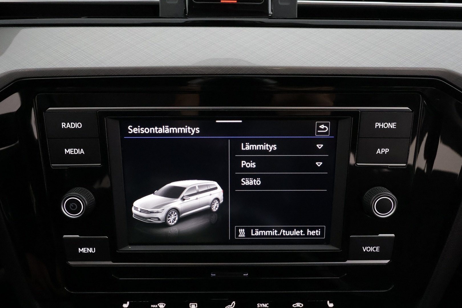 VOLKSWAGEN Passat 2023