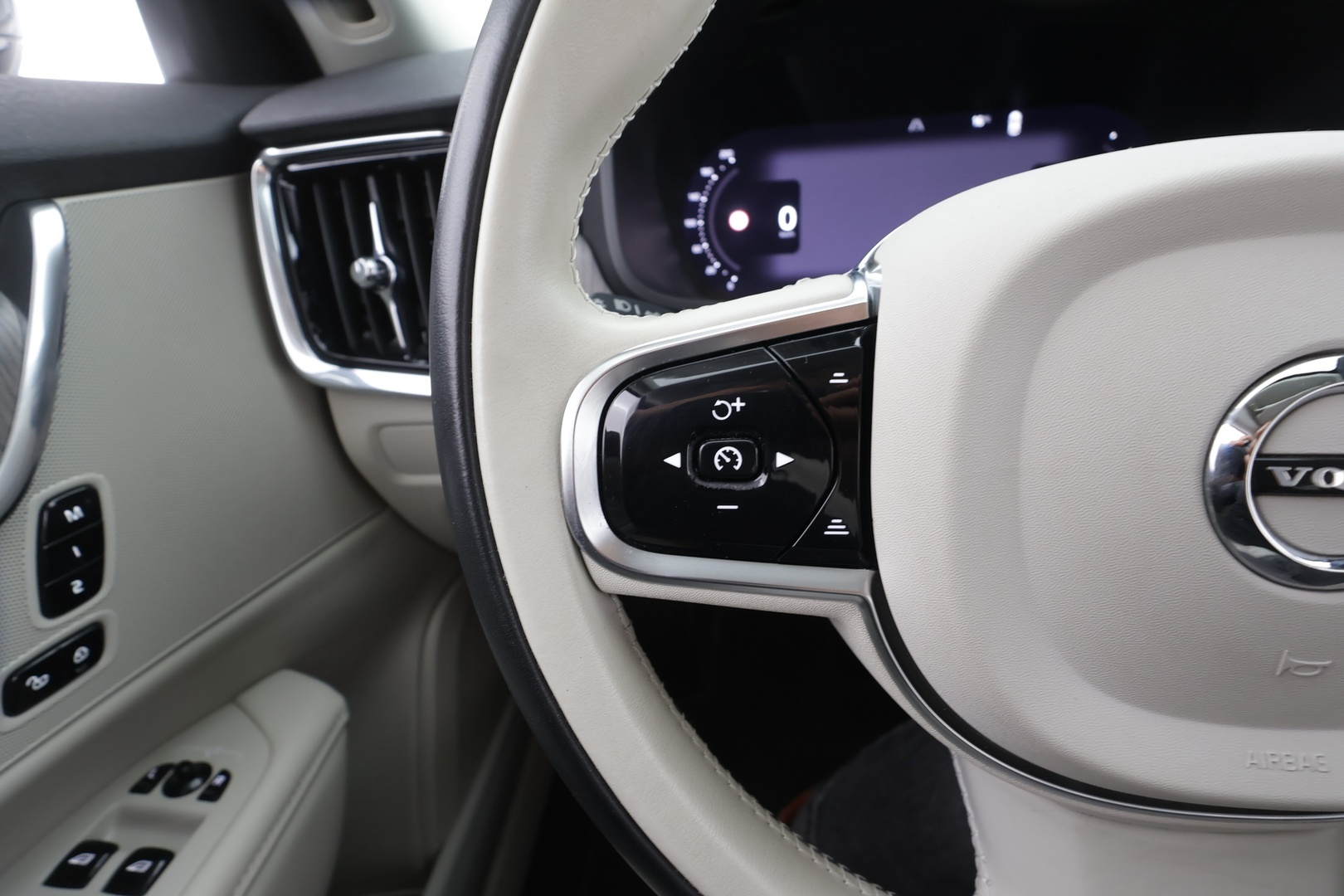VOLVO V90 2023