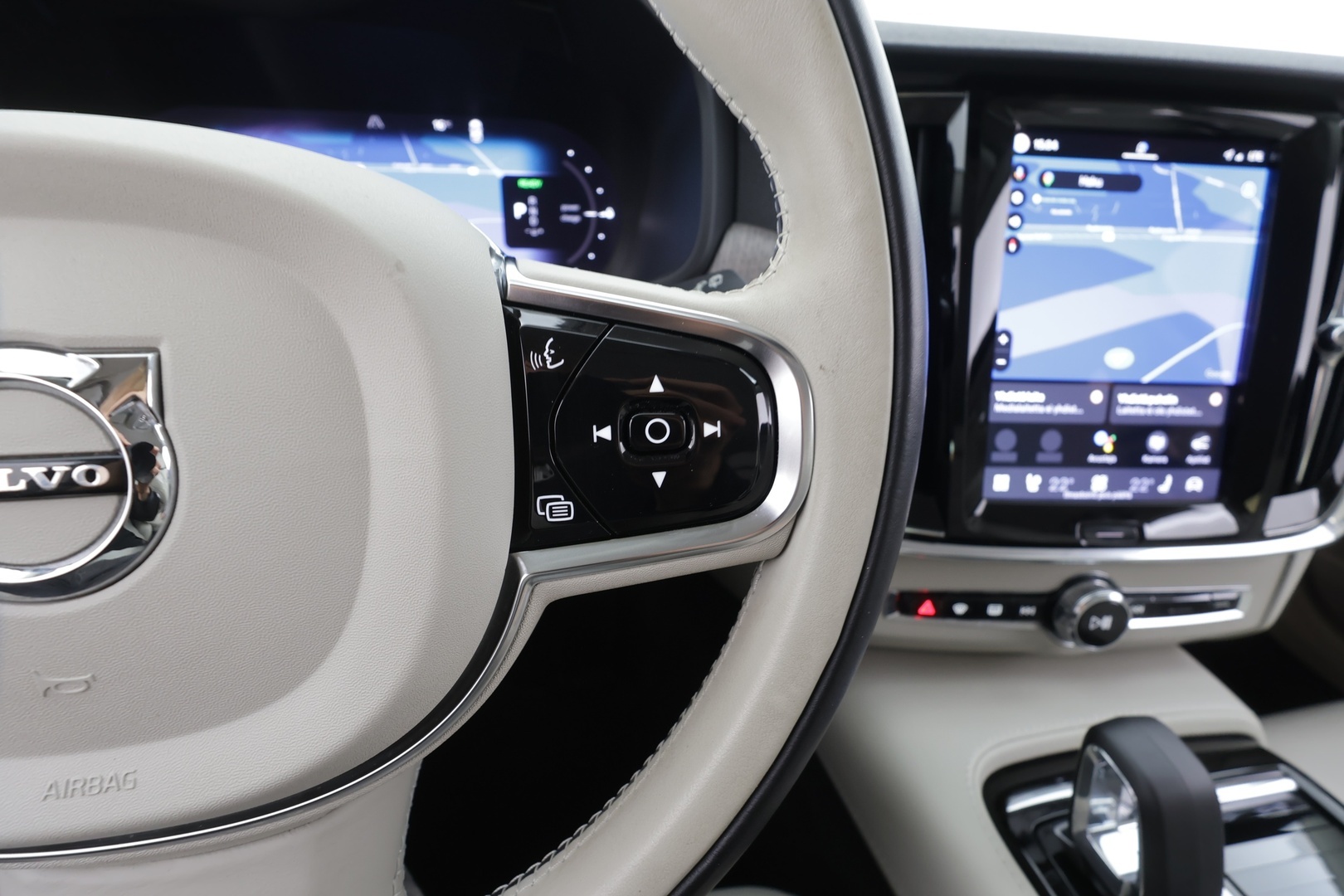 VOLVO V90 2023