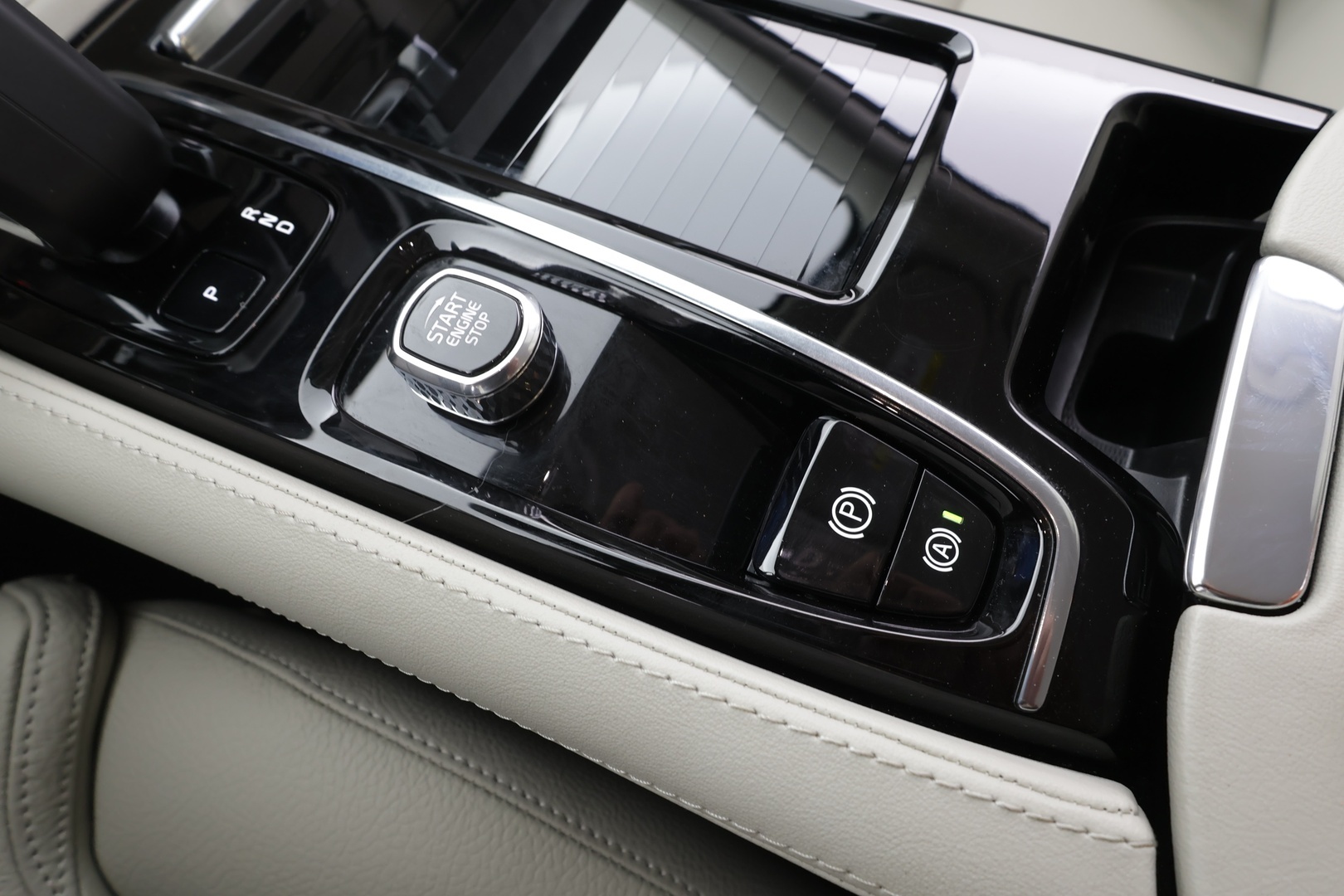 VOLVO V90 2023