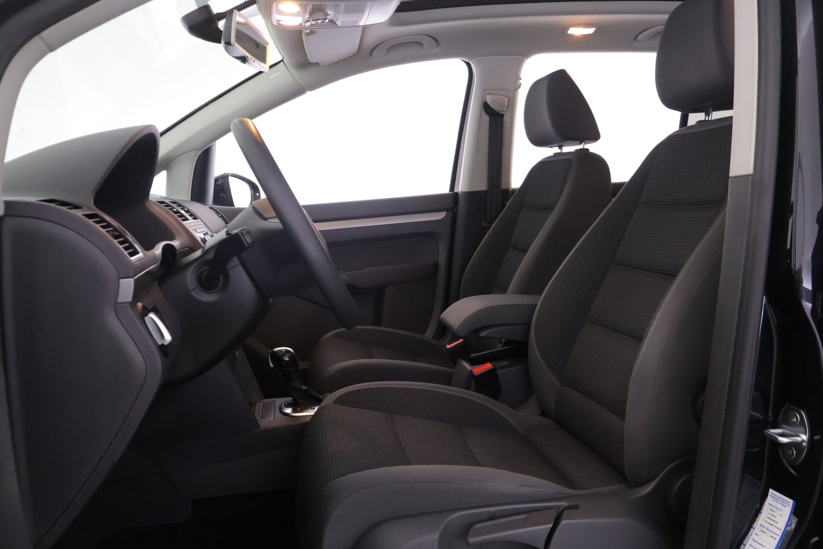 VOLKSWAGEN Touran 2012