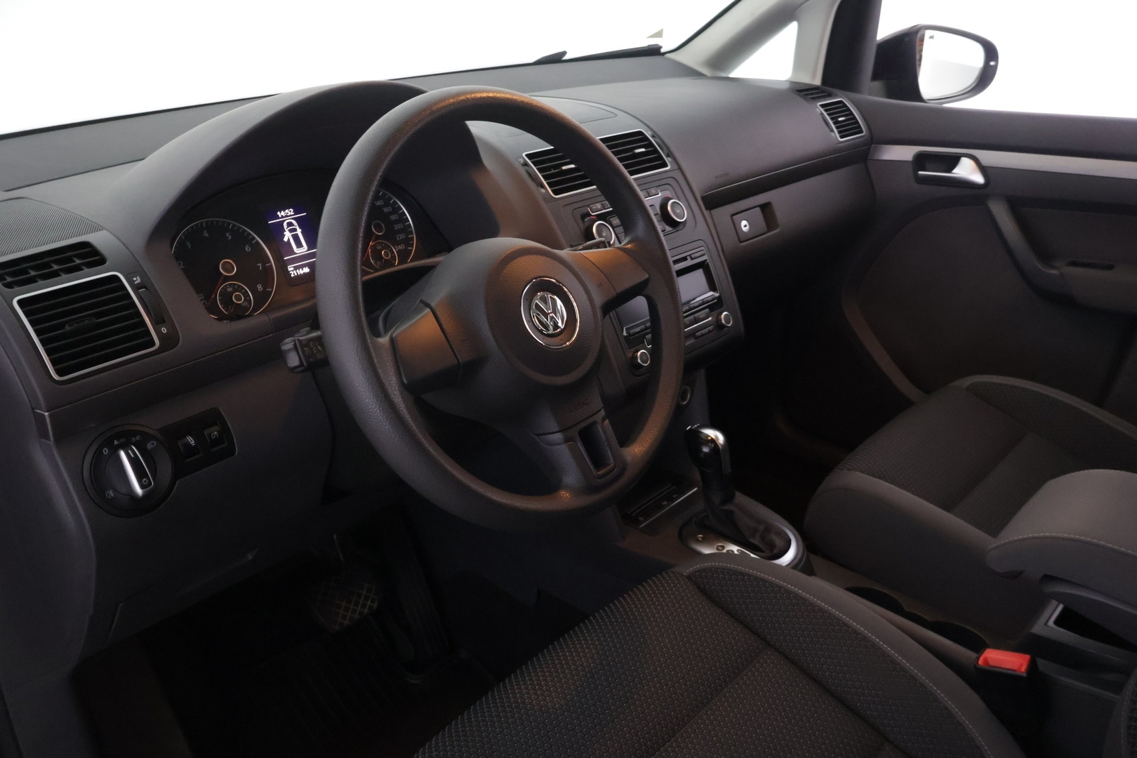 VOLKSWAGEN Touran 2012