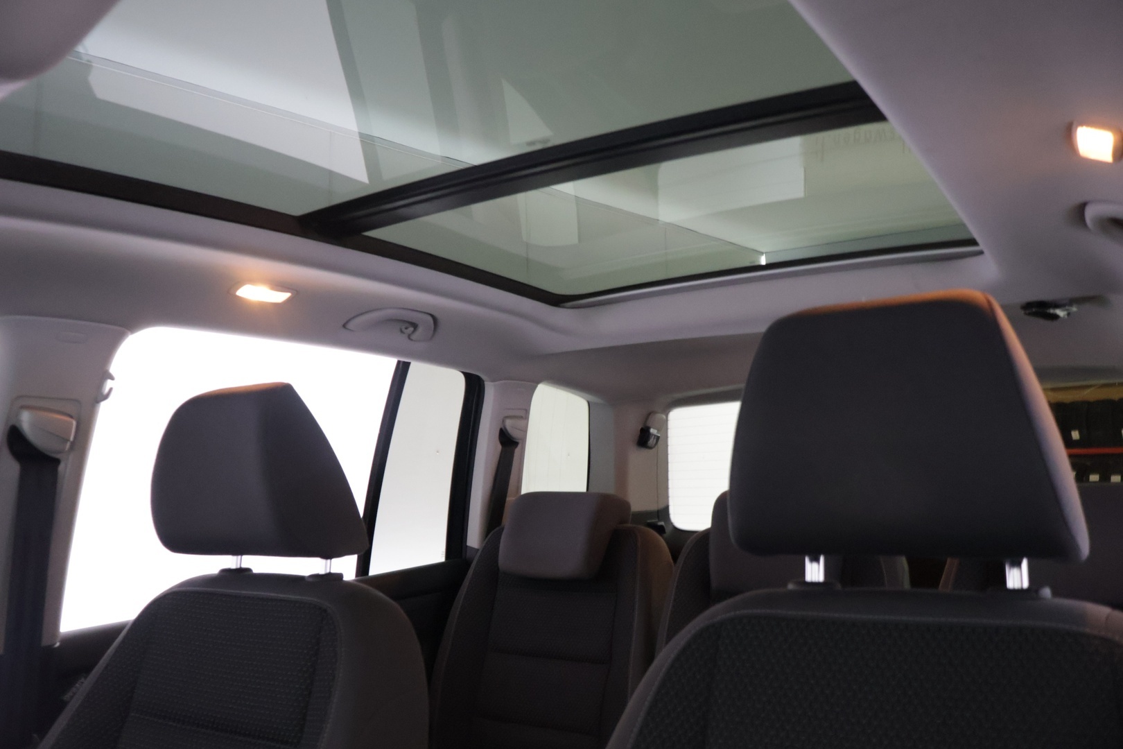 VOLKSWAGEN Touran 2012