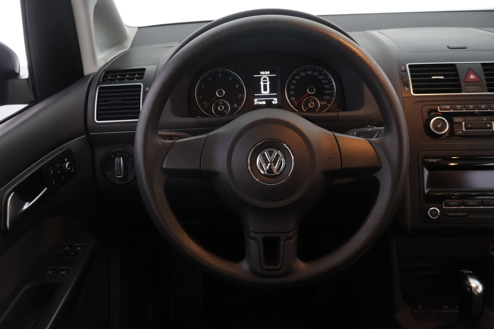 VOLKSWAGEN Touran 2012