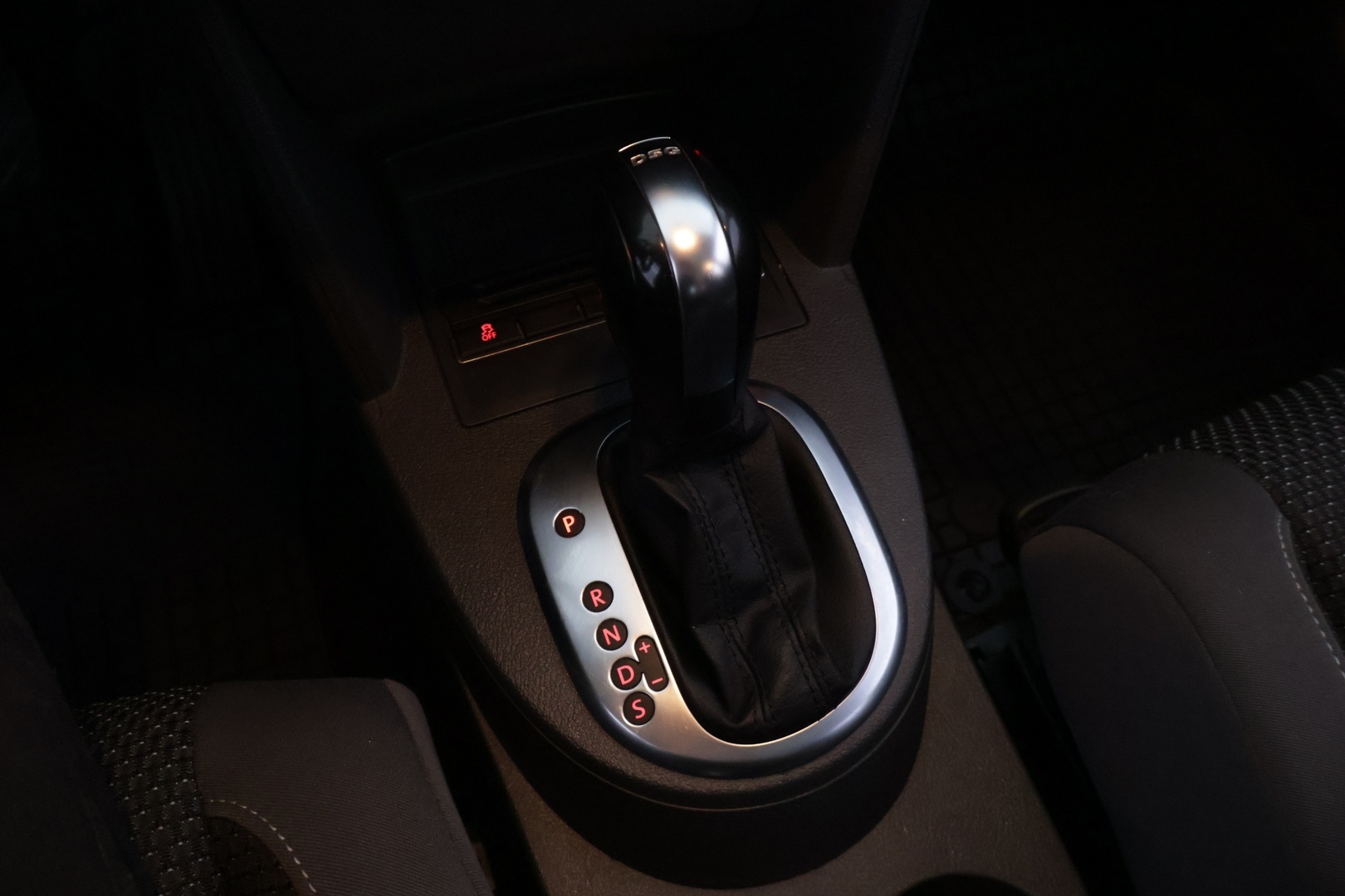 VOLKSWAGEN Touran 2012