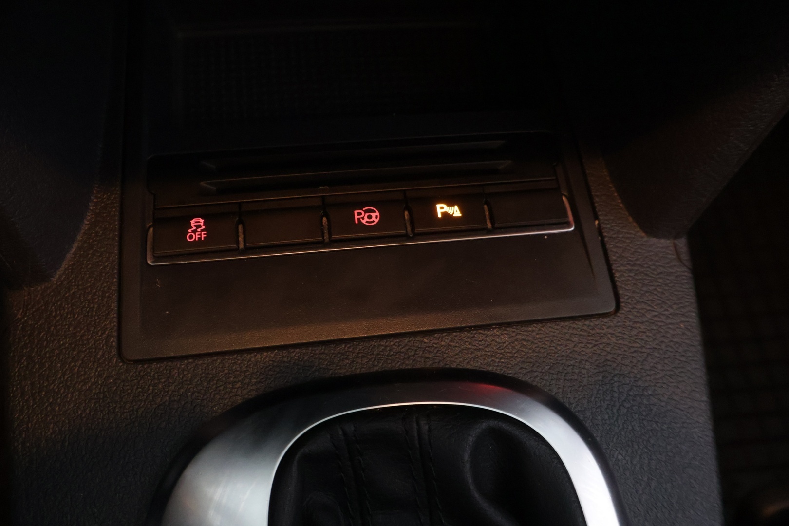 VOLKSWAGEN Touran 2012