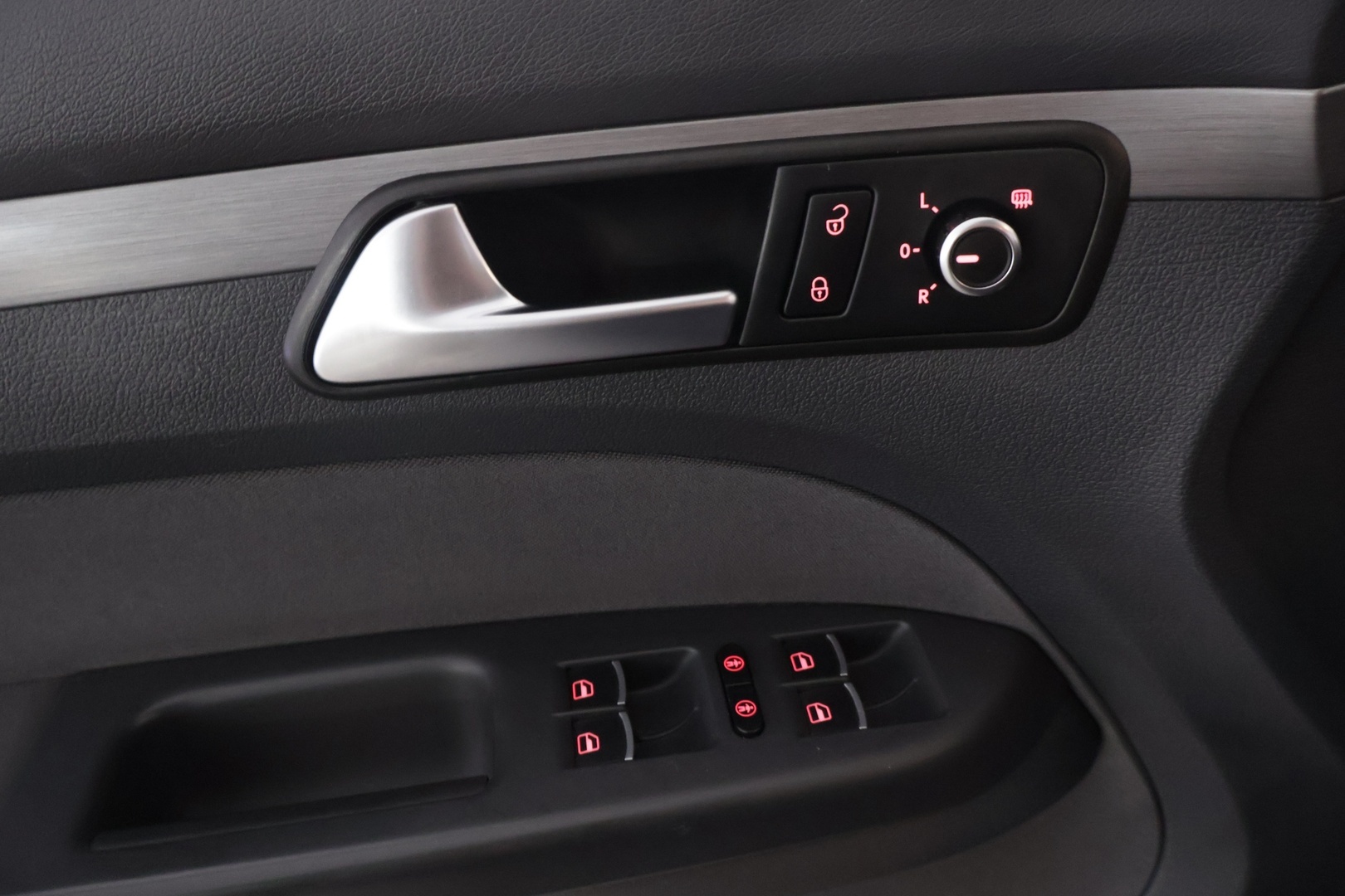 VOLKSWAGEN Touran 2012
