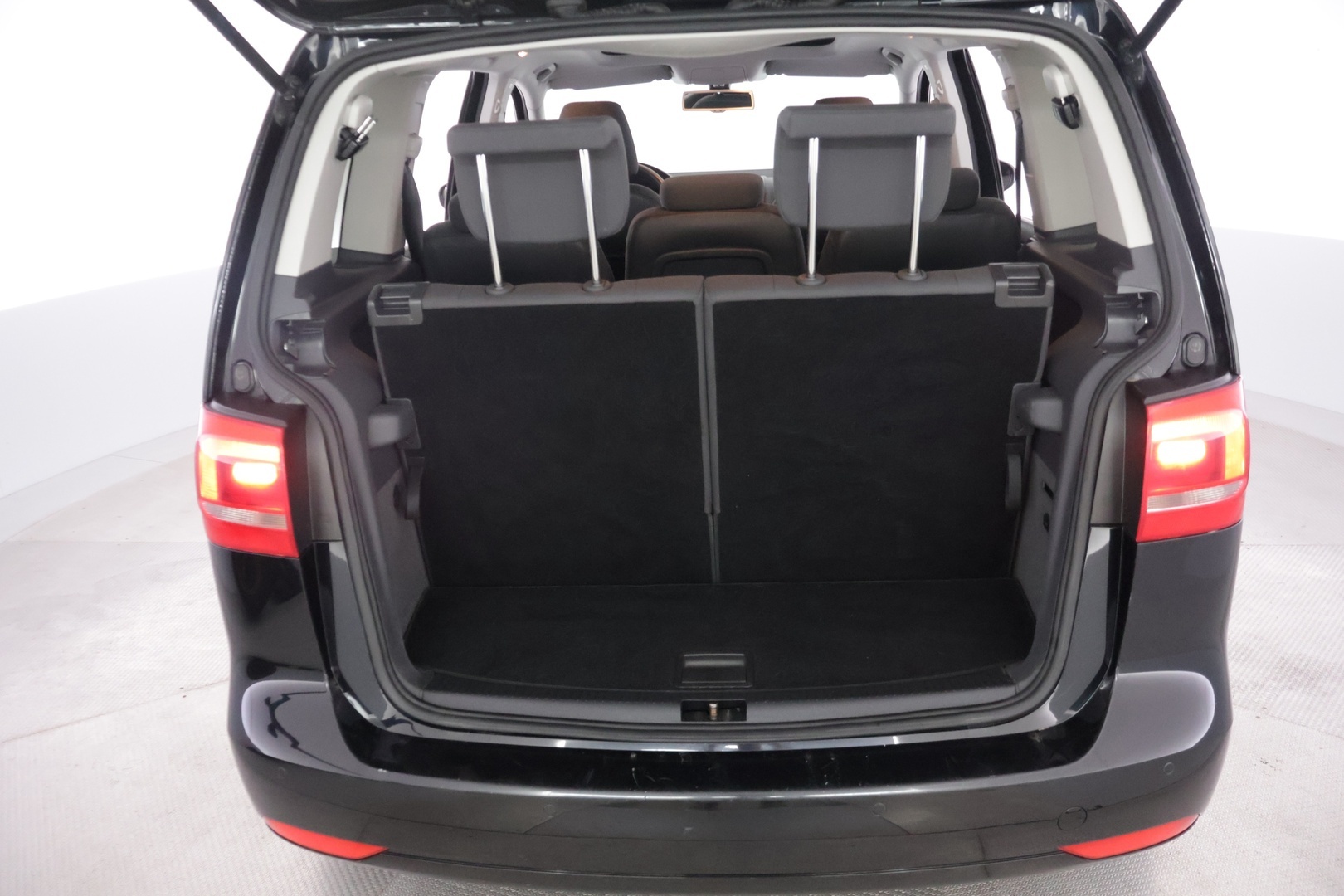 VOLKSWAGEN Touran 2012