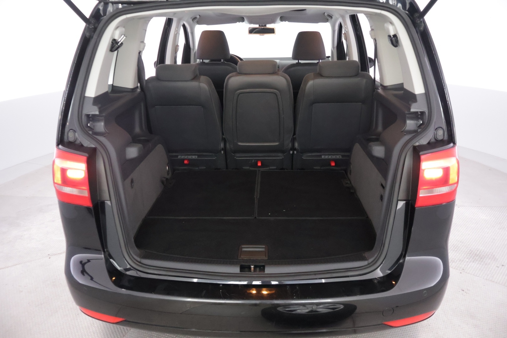 VOLKSWAGEN Touran 2012