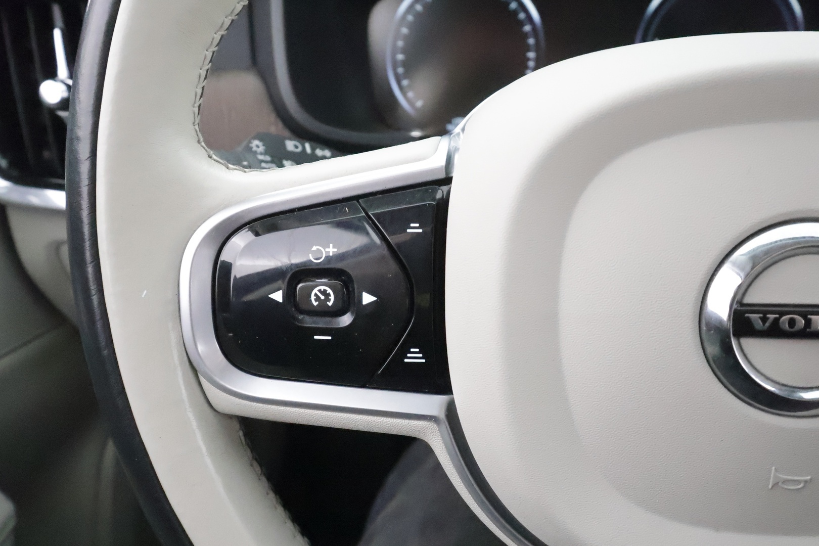 VOLVO V90 2021