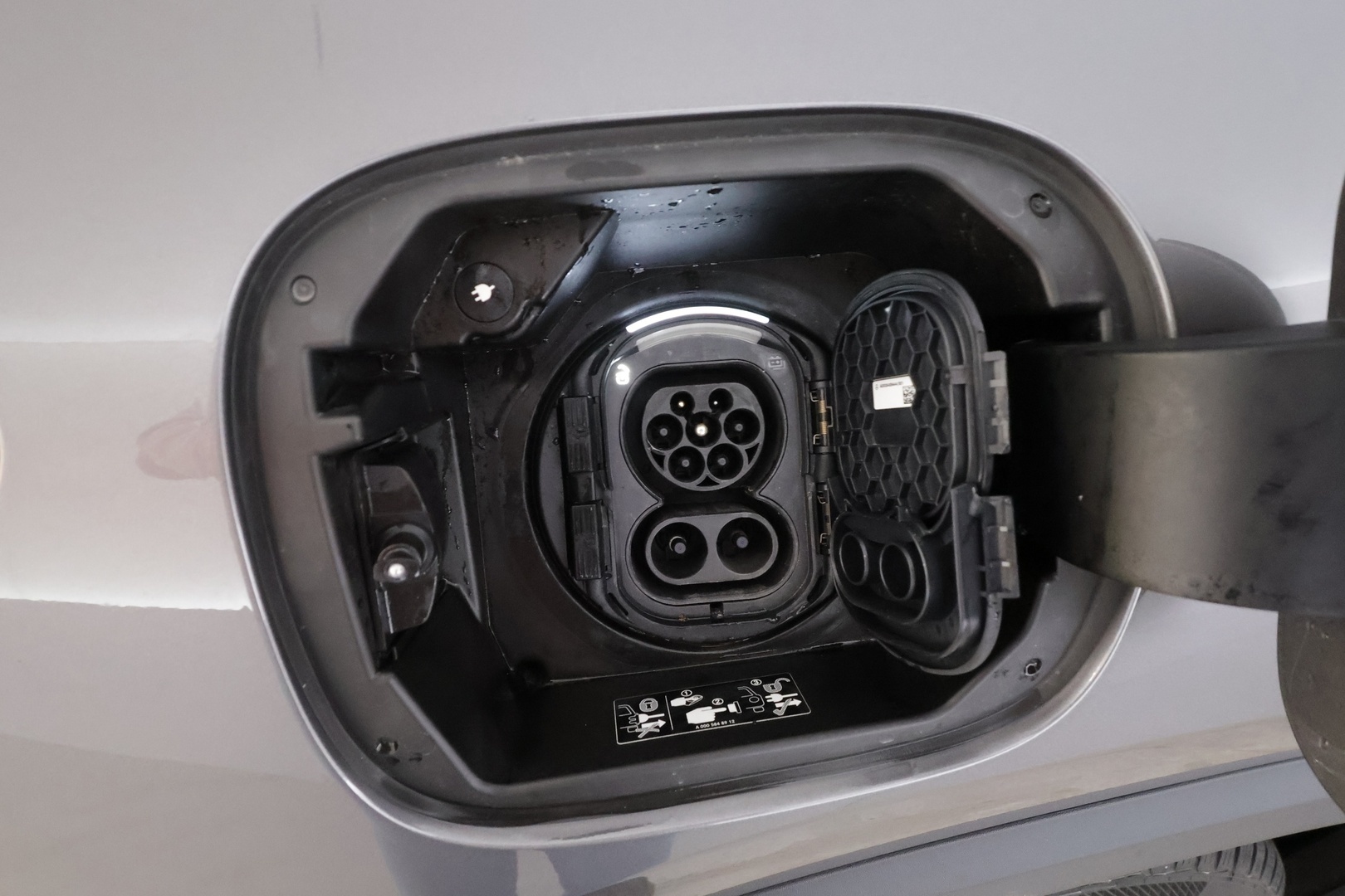 MERCEDES-BENZ EQA 2024