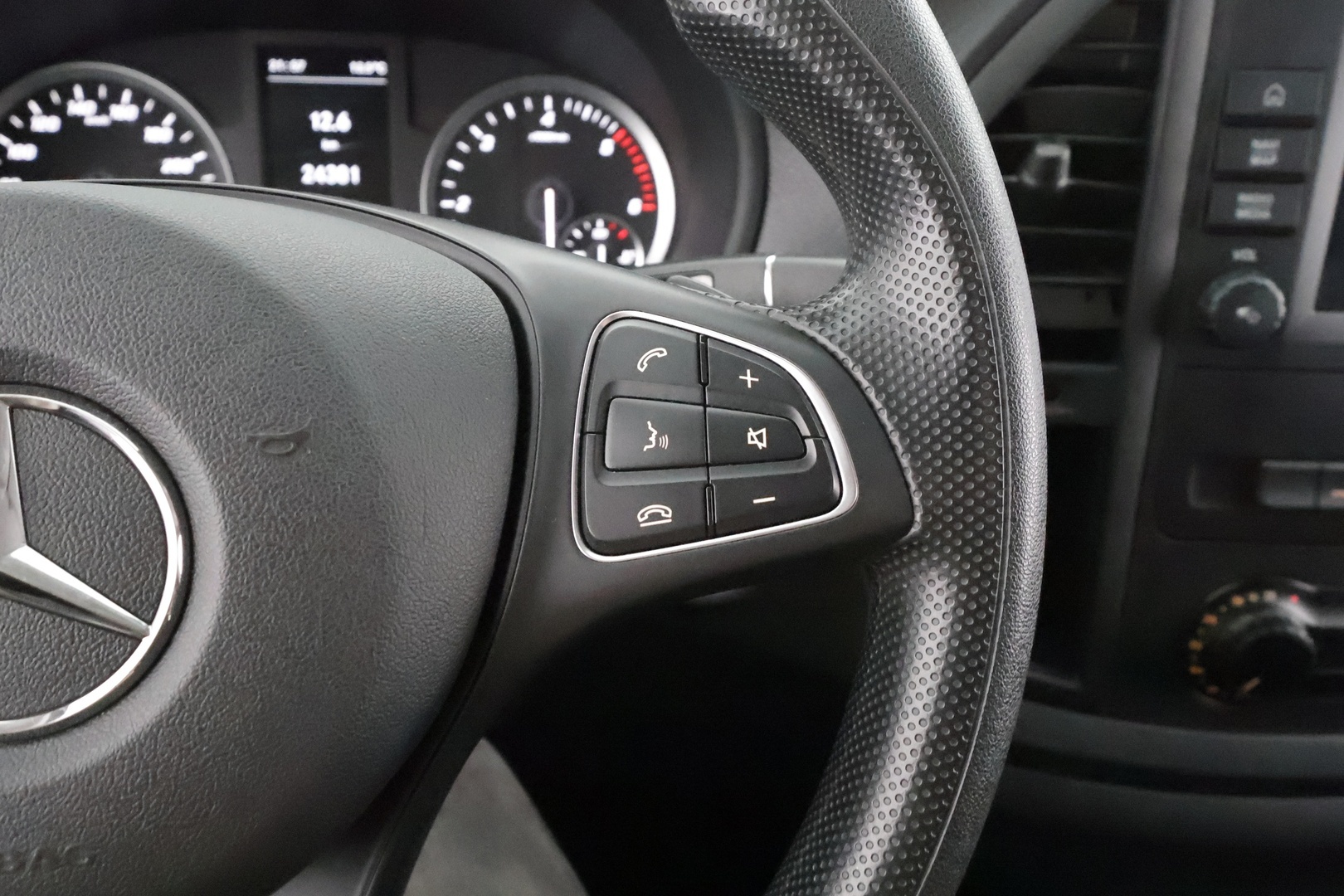 MERCEDES-BENZ VITO 2024