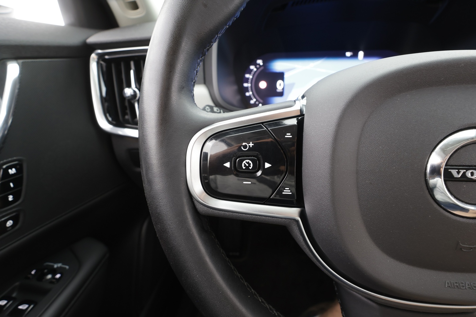 VOLVO V90 2023