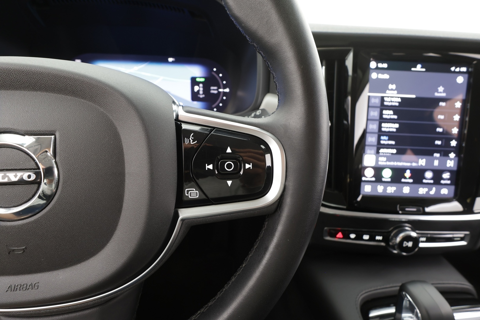 VOLVO V90 2023