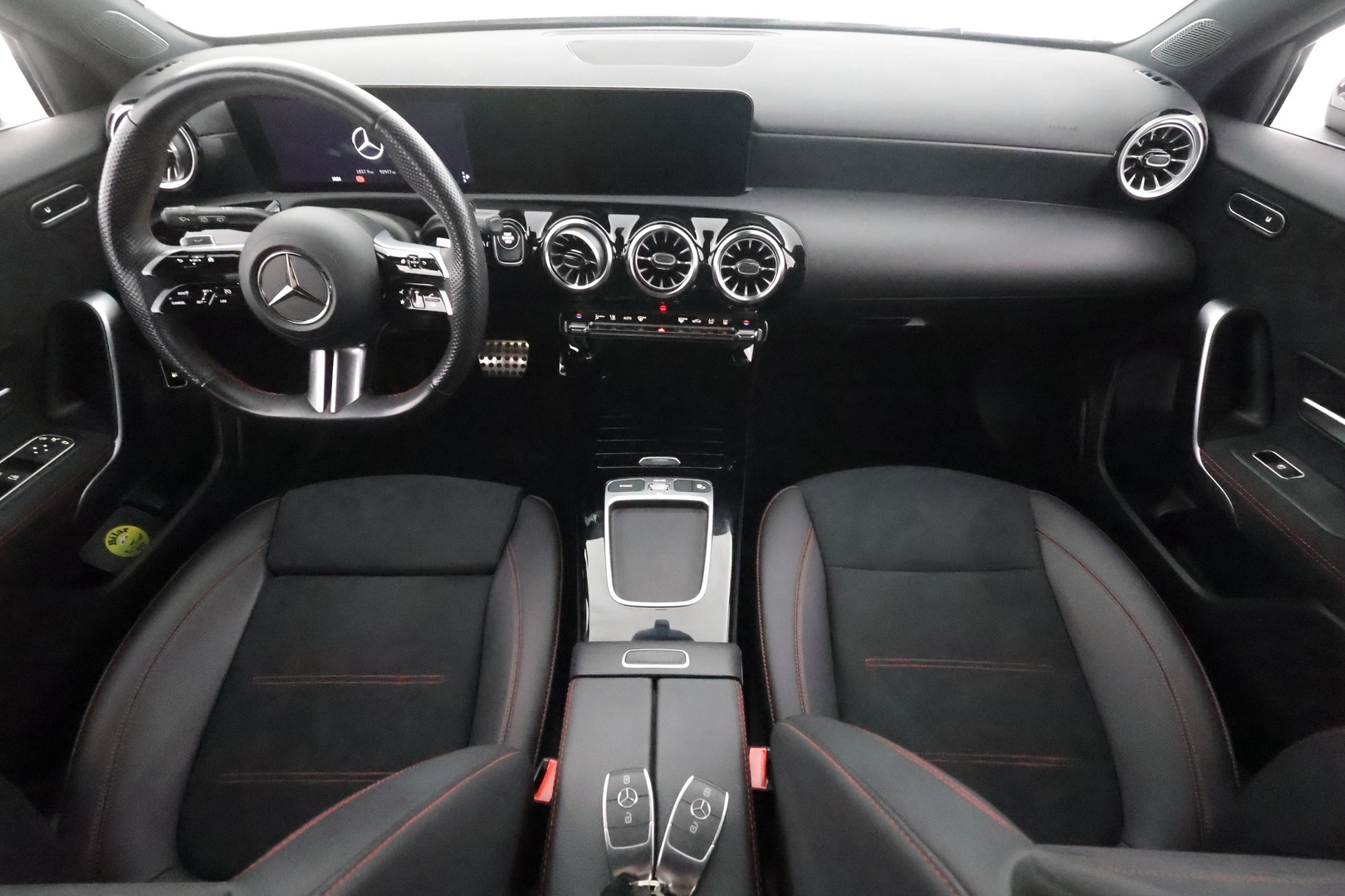 MERCEDES-BENZ A 2023
