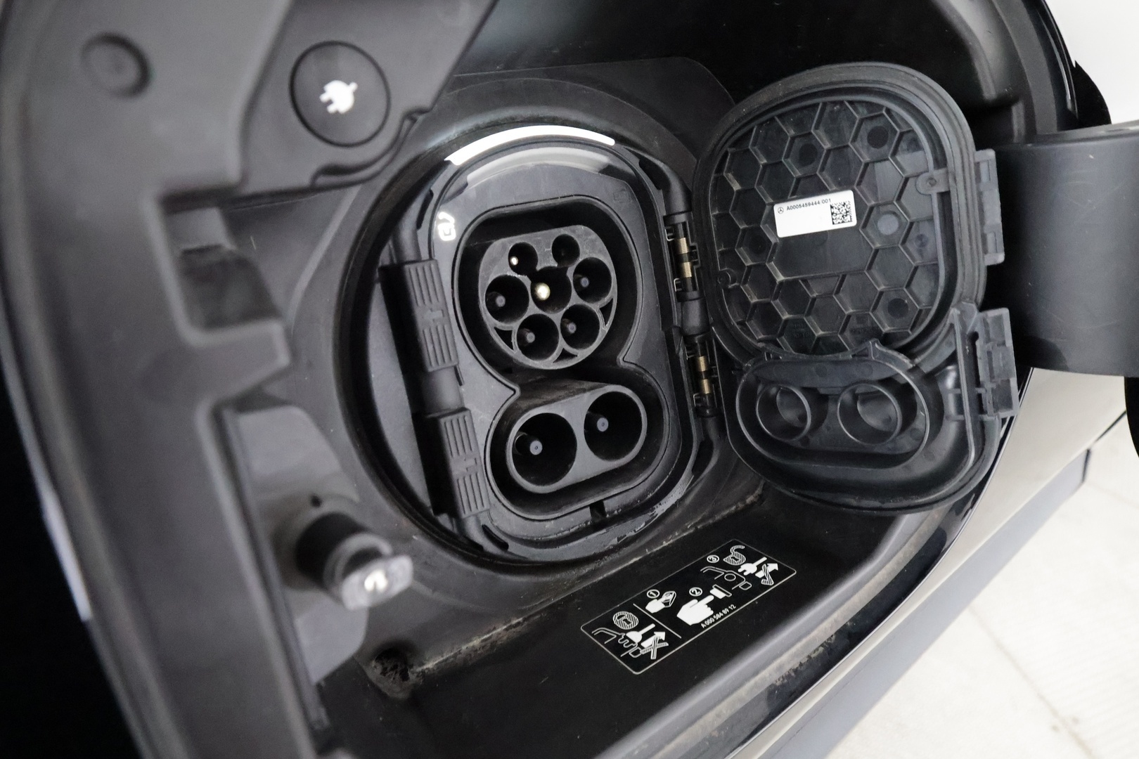 MERCEDES-BENZ EQA 2023
