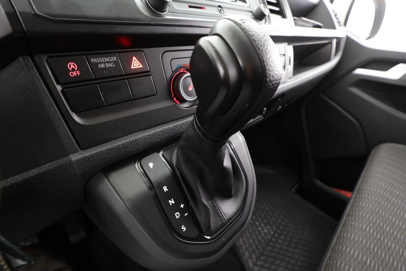 VOLKSWAGEN Caravelle 2016