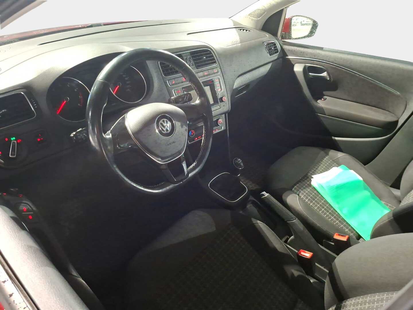 VOLKSWAGEN Polo 2015