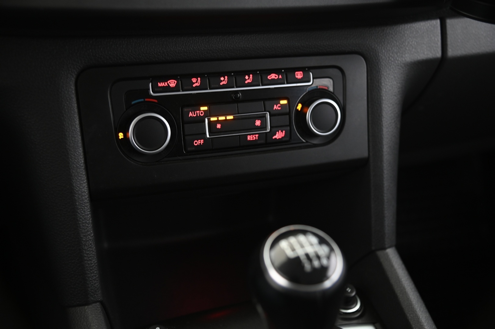 VOLKSWAGEN Amarok 2012