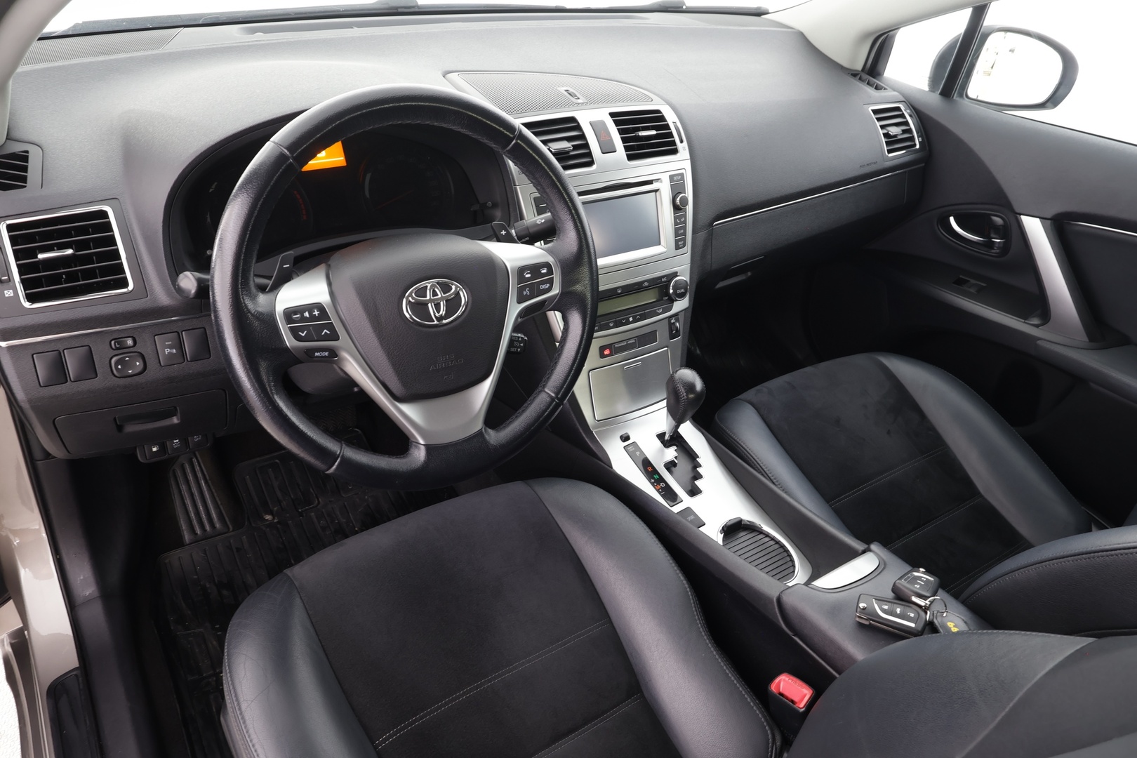 TOYOTA Avensis 2015