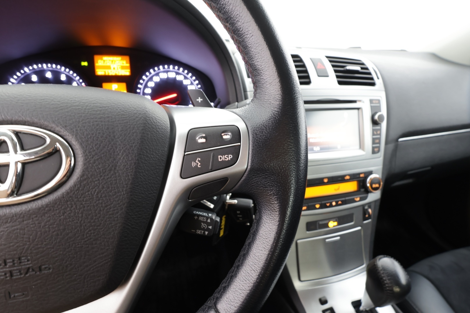 TOYOTA Avensis 2015
