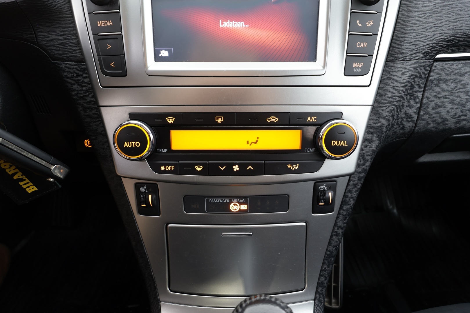 TOYOTA Avensis 2015