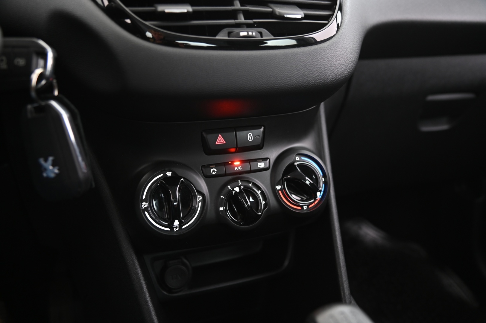 PEUGEOT 208 2018