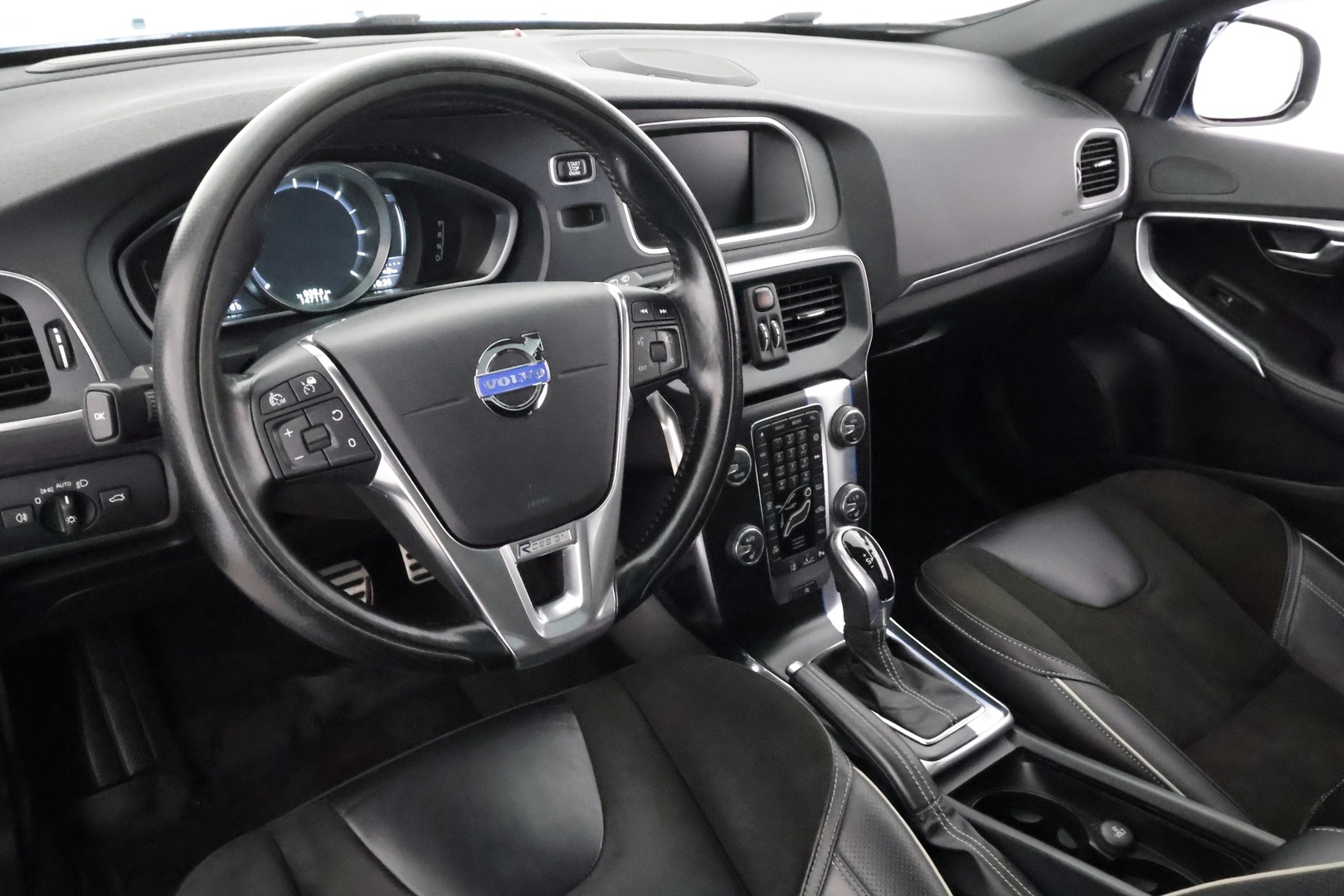 VOLVO V40 2015