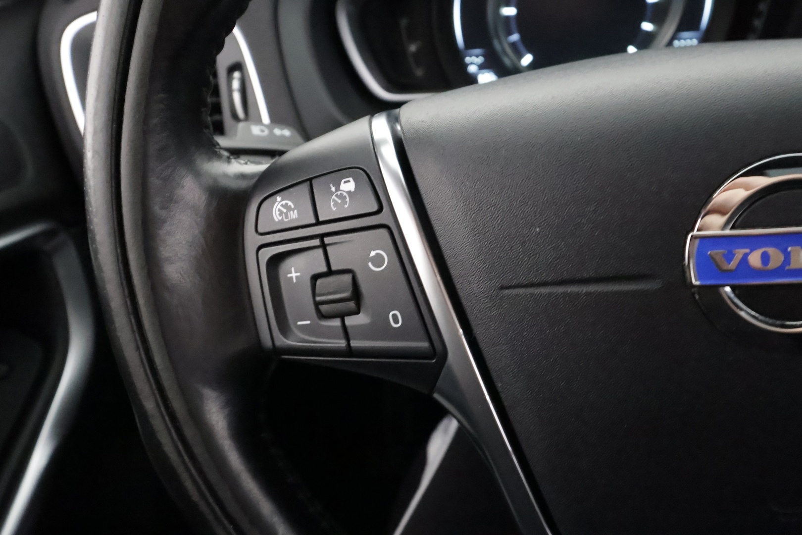 VOLVO V40 2015