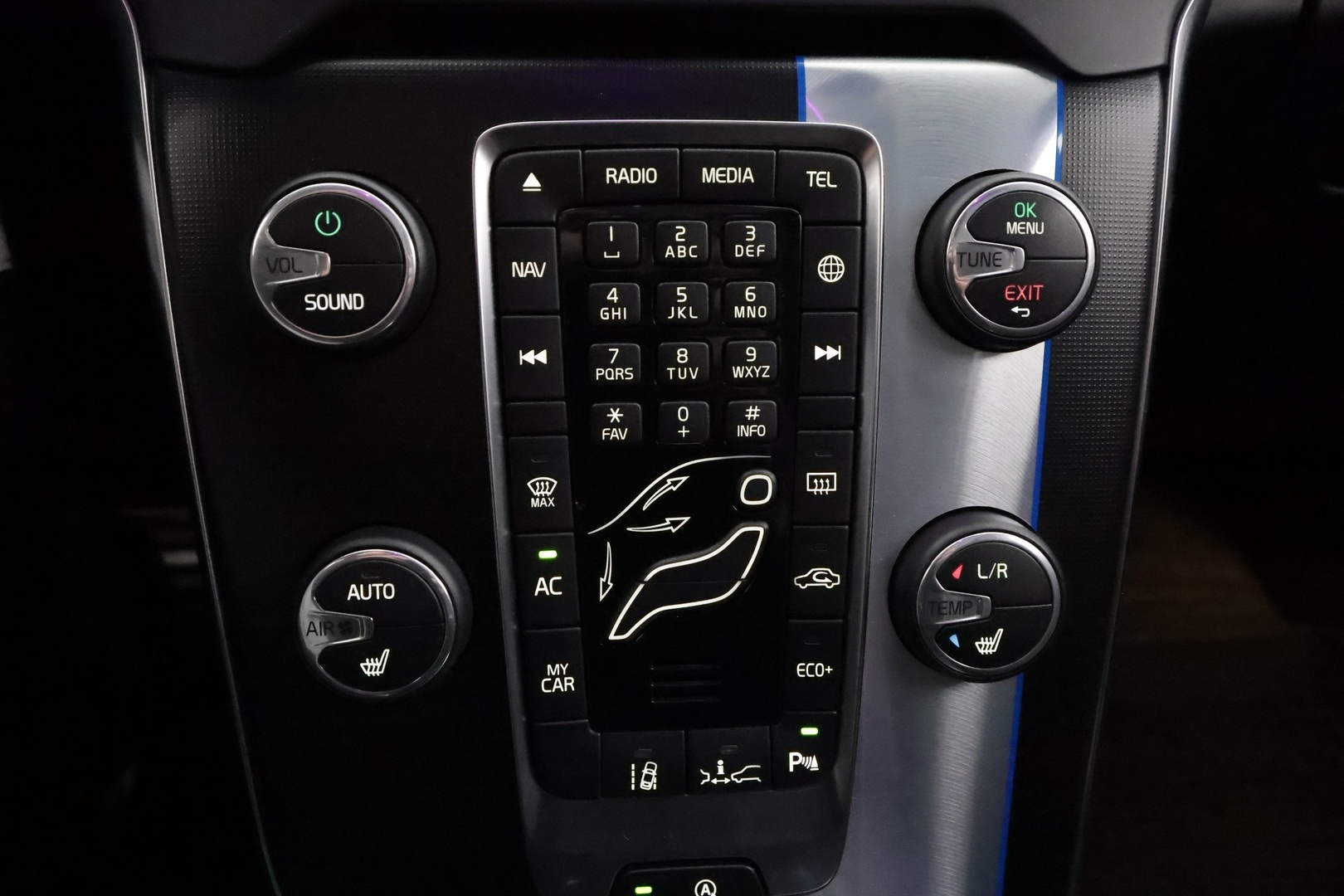 VOLVO V40 2015
