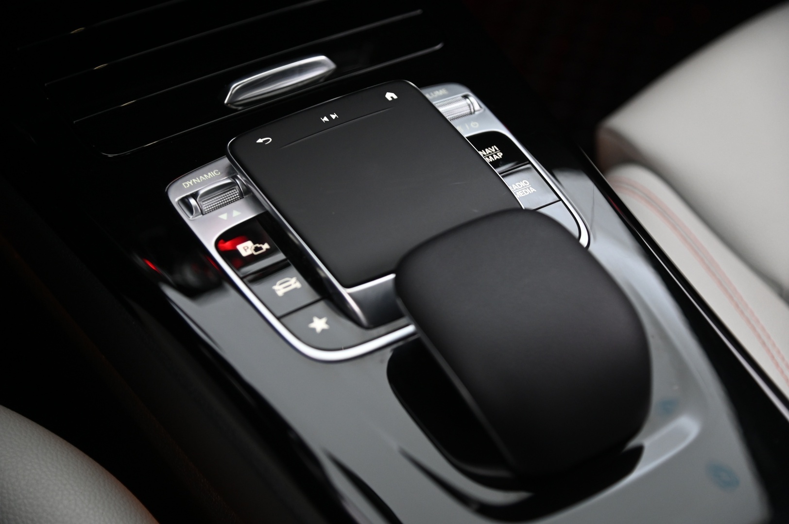 MERCEDES-BENZ A 2020