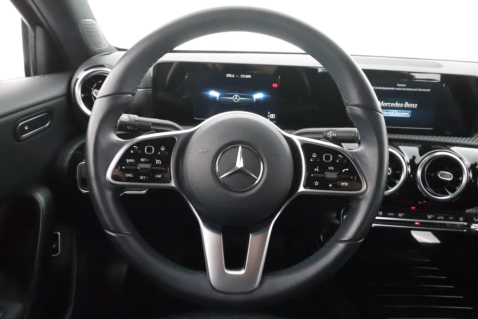 MERCEDES-BENZ A 2022