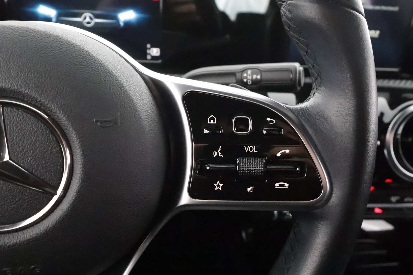 MERCEDES-BENZ A 2022