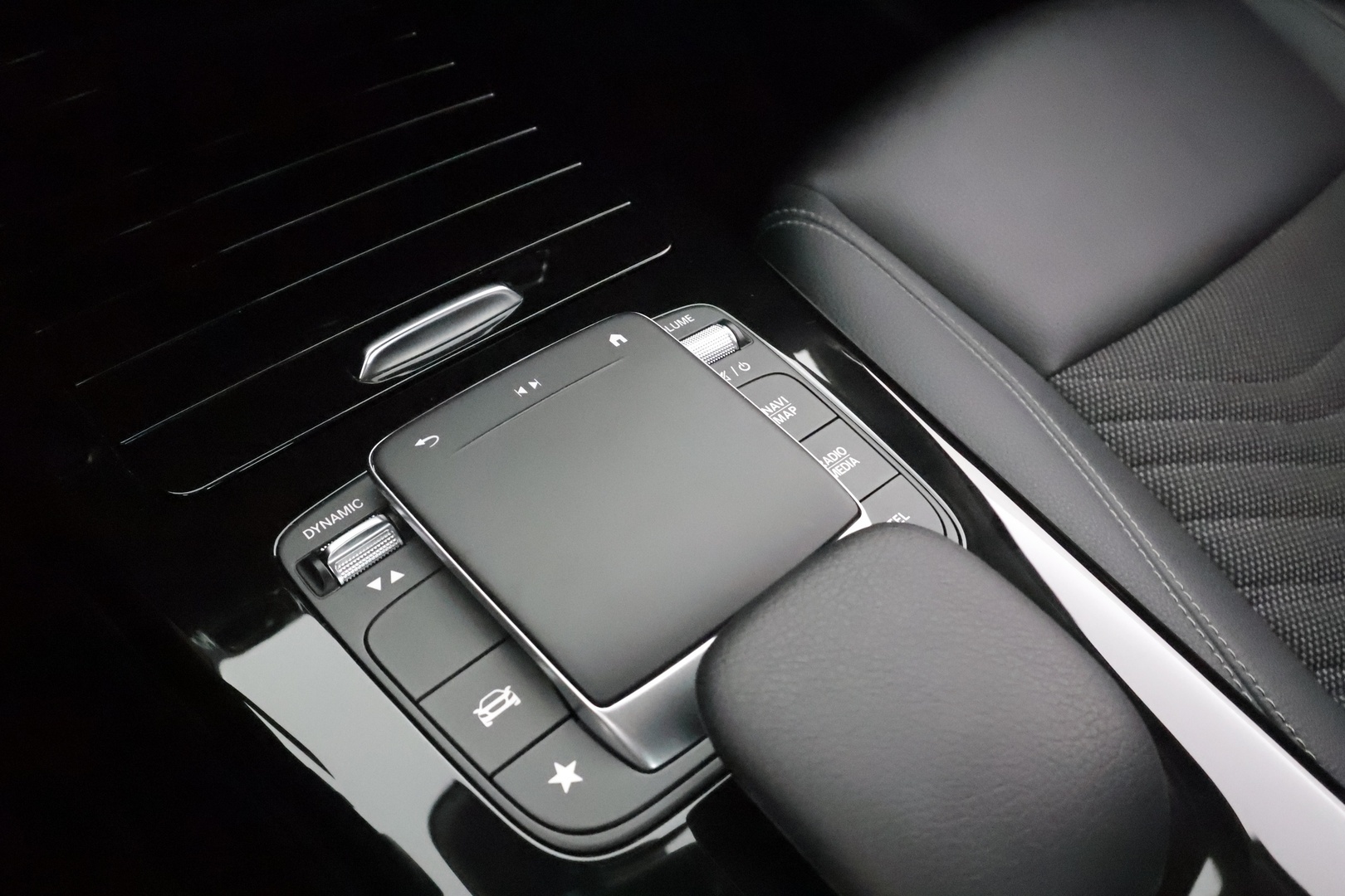 MERCEDES-BENZ A 2022