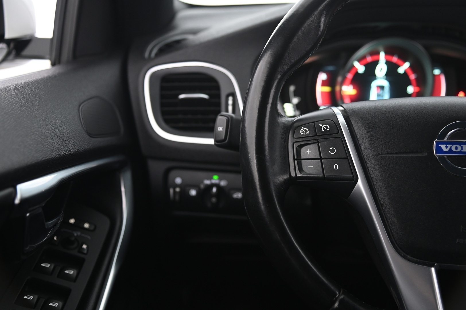 VOLVO V40 2015