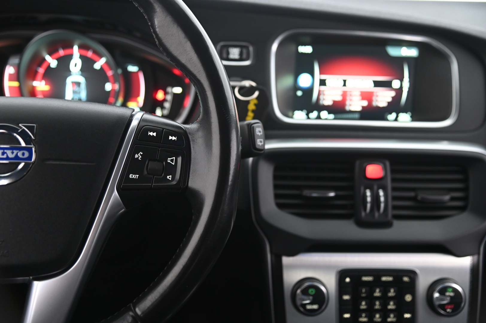VOLVO V40 2015