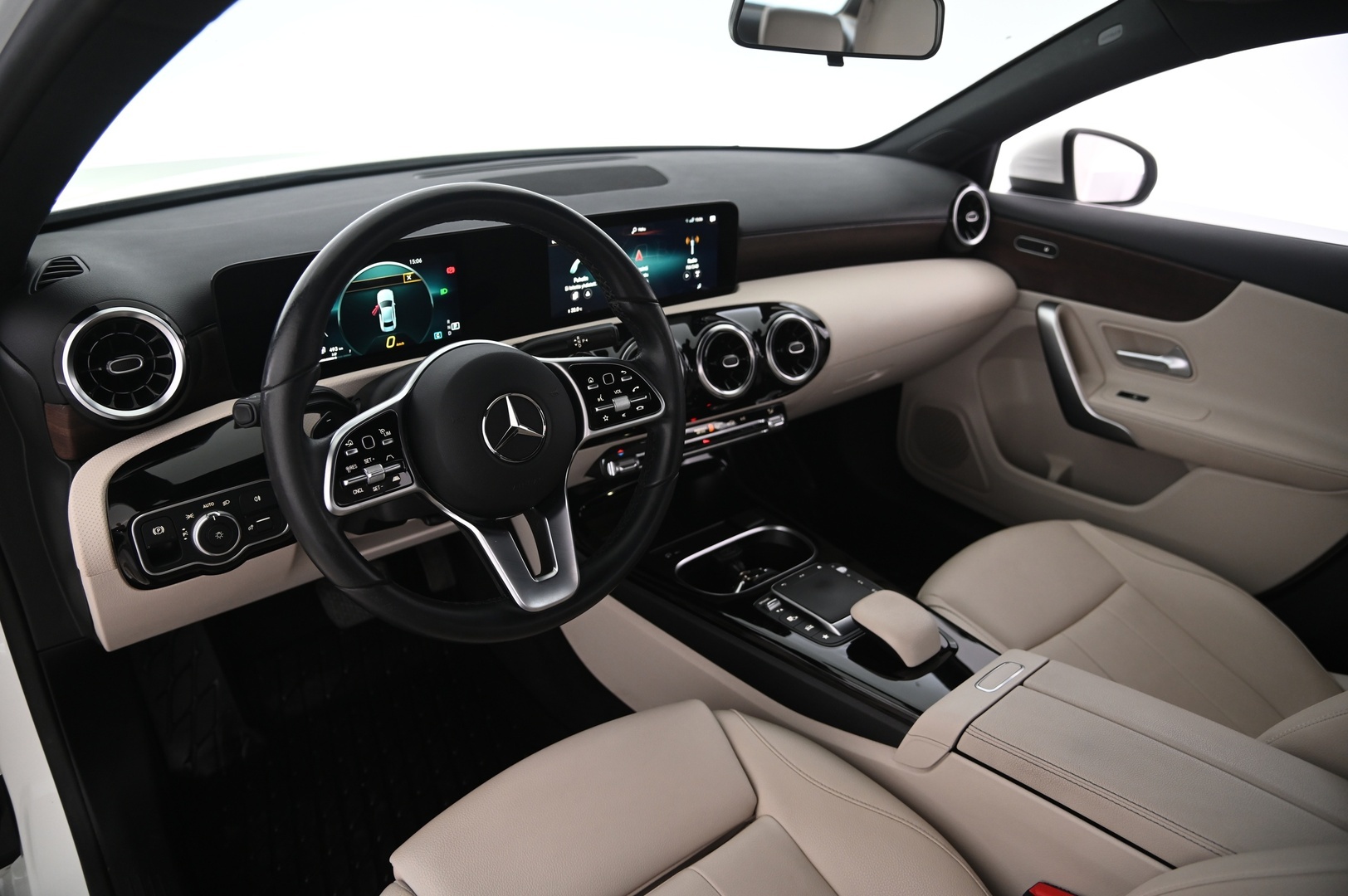 MERCEDES-BENZ A 2022