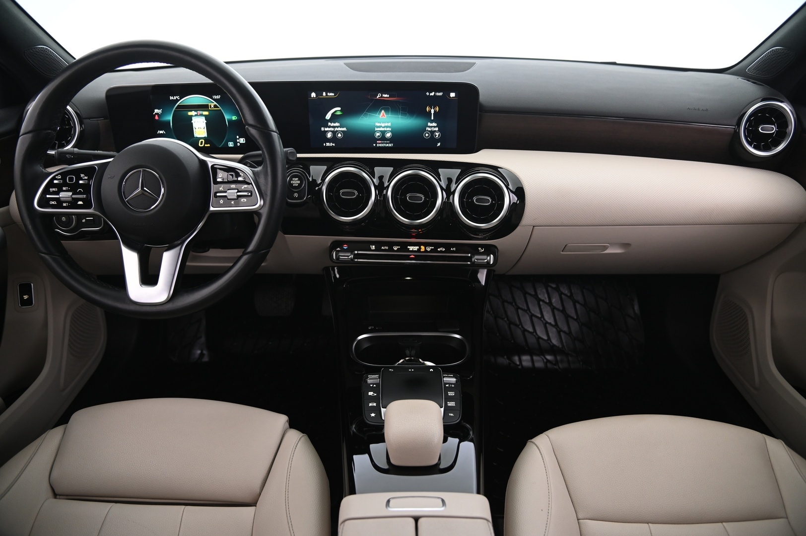 MERCEDES-BENZ A 2022