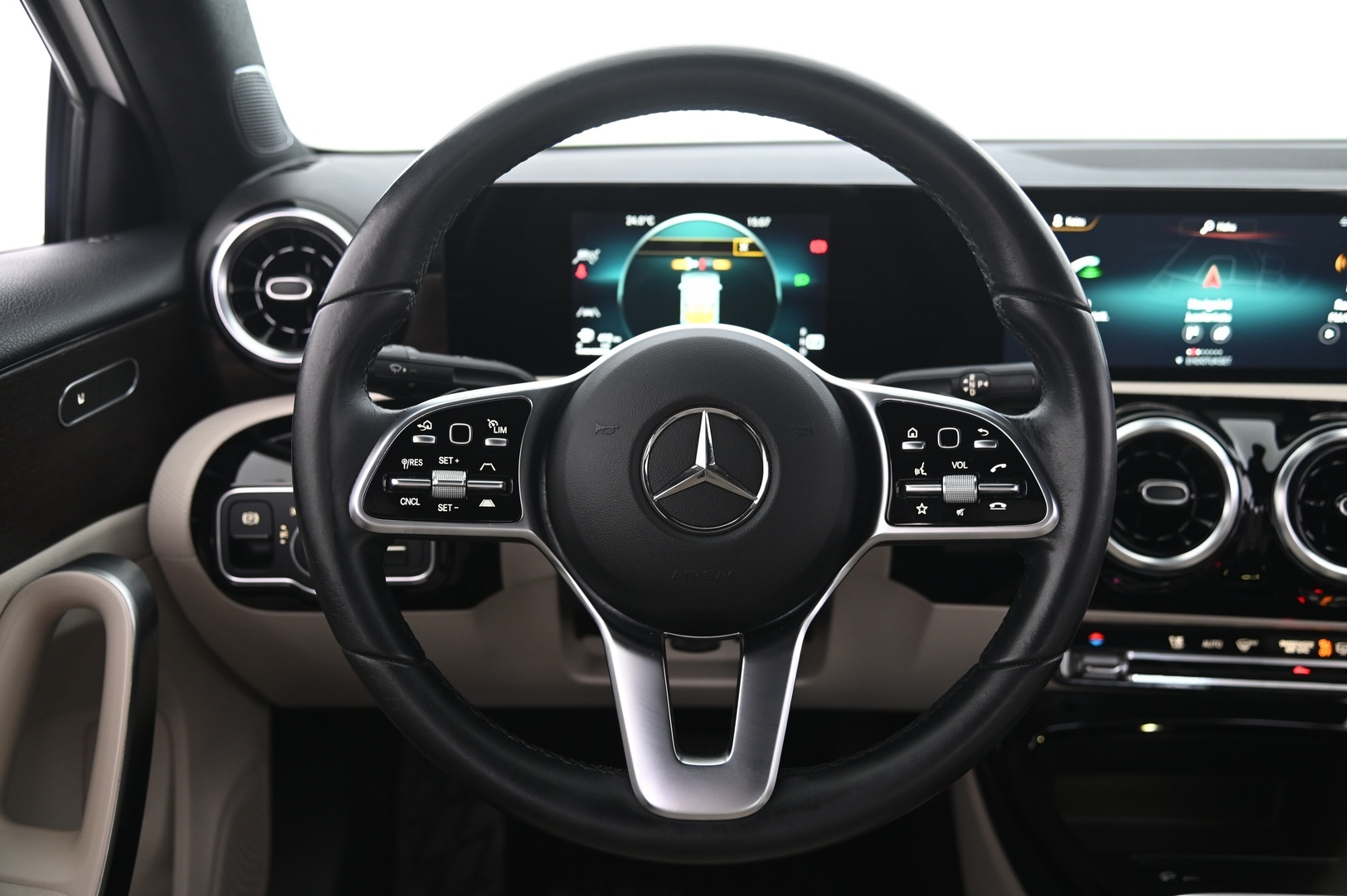 MERCEDES-BENZ A 2022