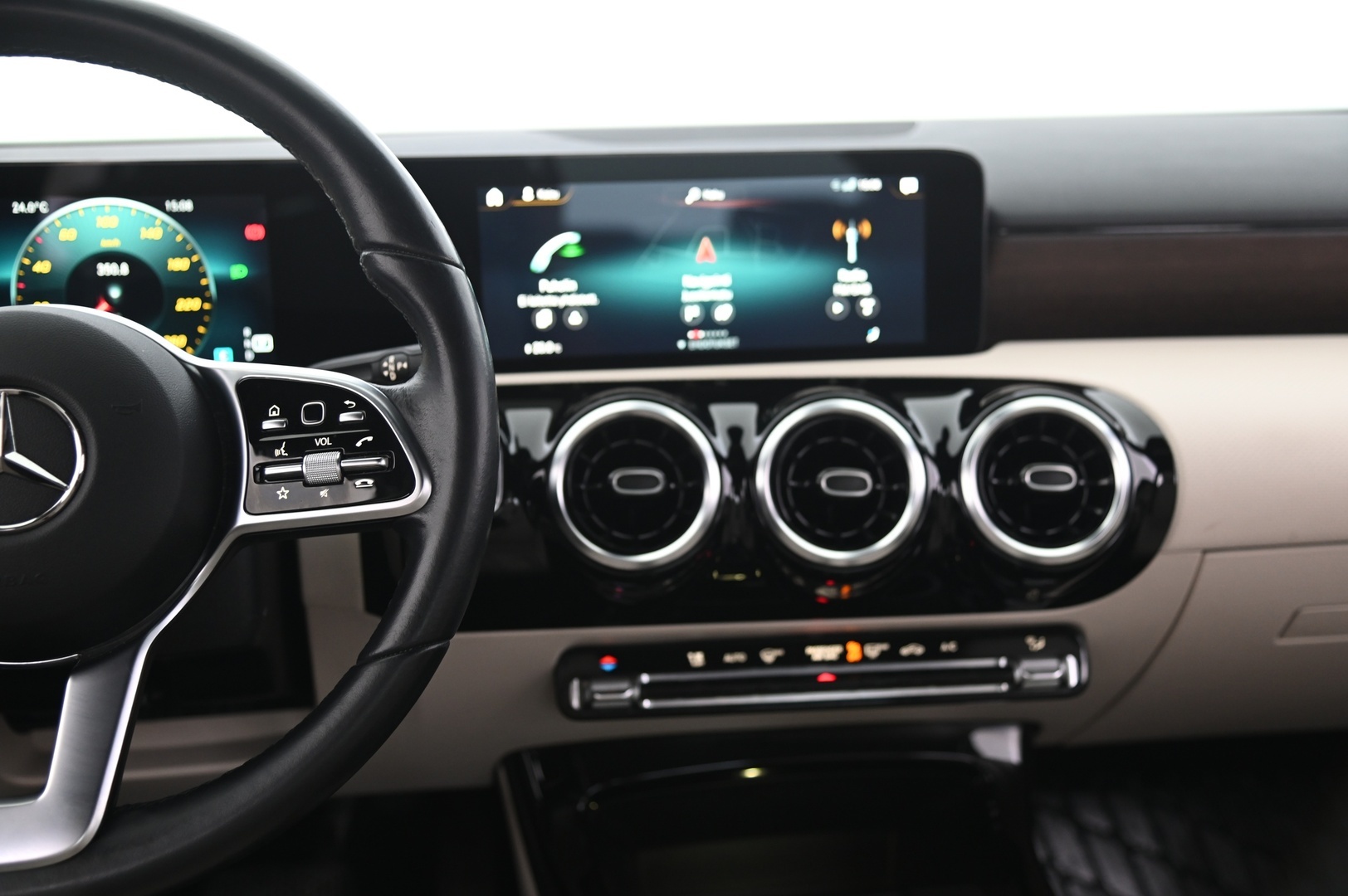 MERCEDES-BENZ A 2022