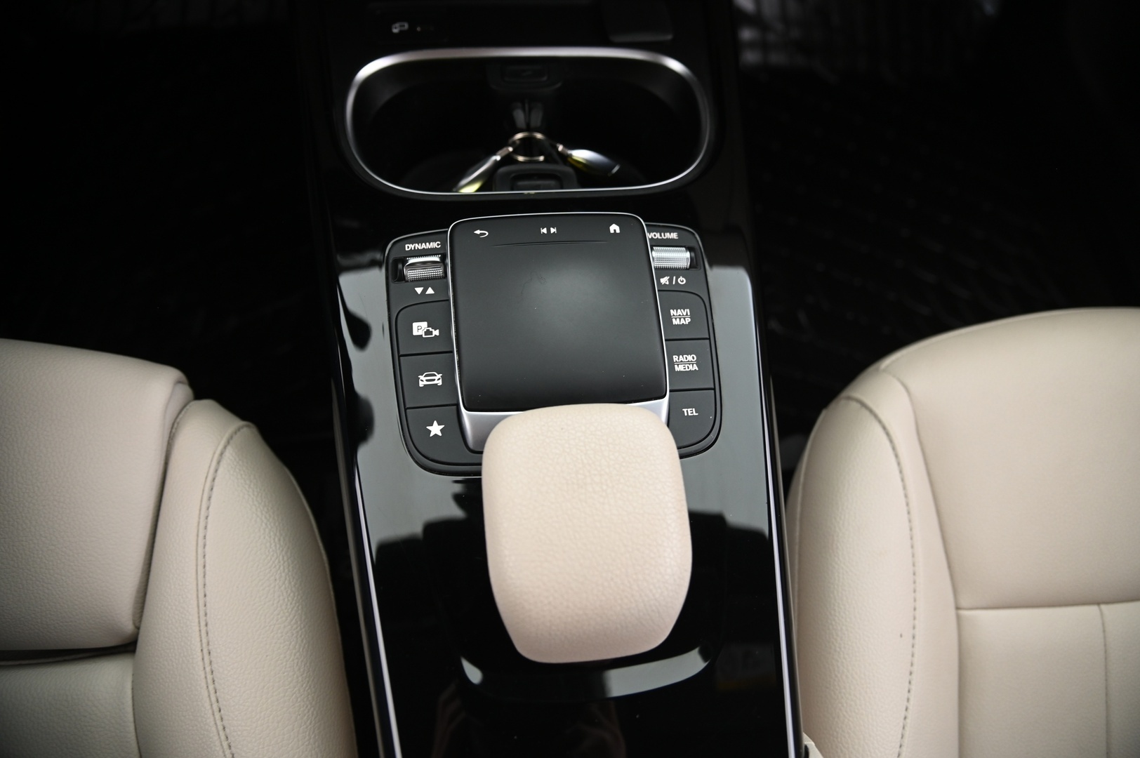 MERCEDES-BENZ A 2022